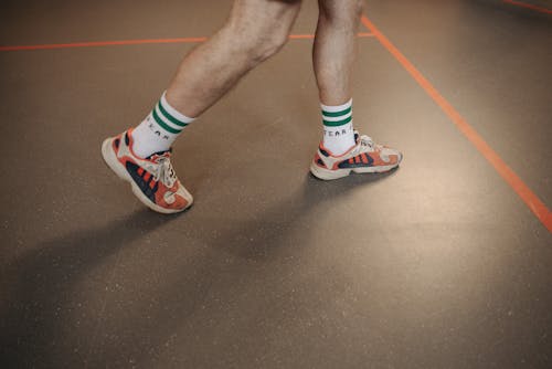 Photos gratuites de baskets, chaussettes, chaussures