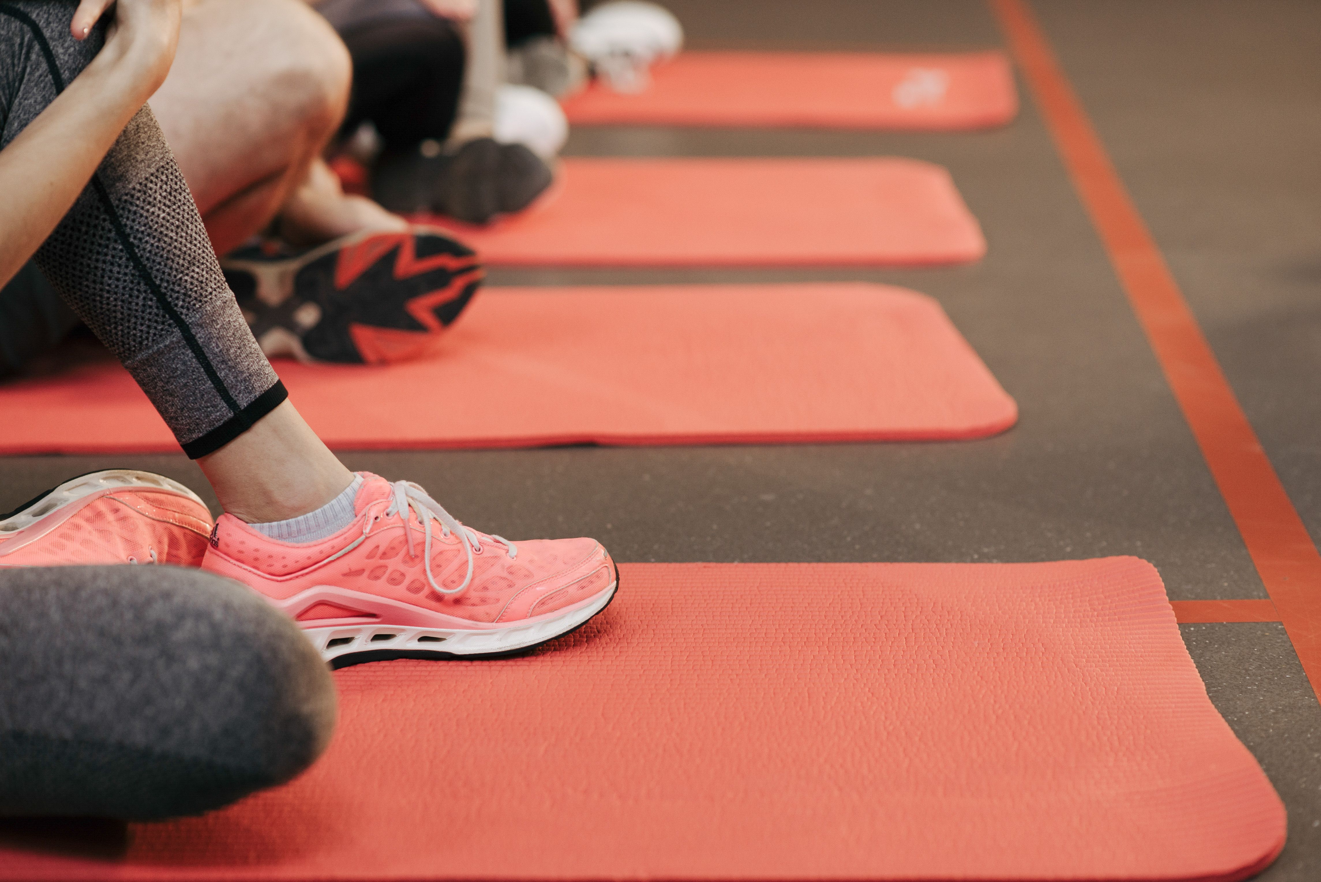 Atleta entrenando con zapatillas de fitness funcional en el gimnasio
