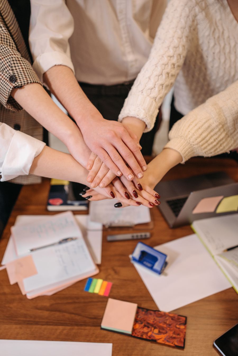 Equipo profesional colaborando durante un proceso de acompañamiento y soporte