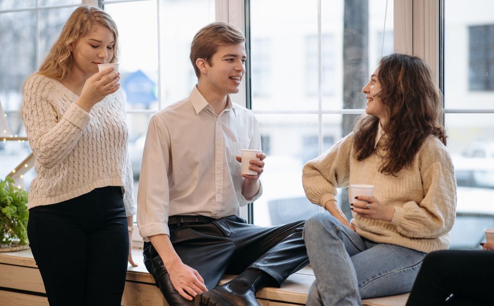 Online dating: starting a conversation on a niche platform