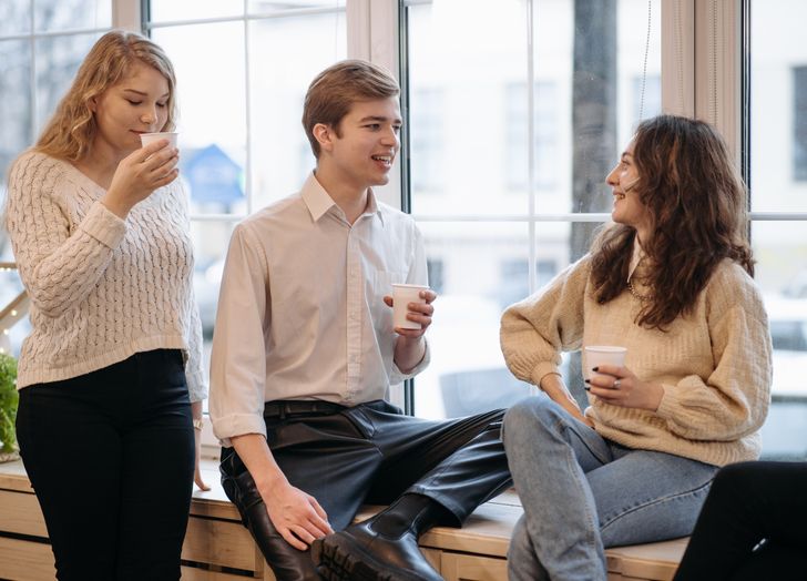 Online dating: starting a conversation on a niche platform