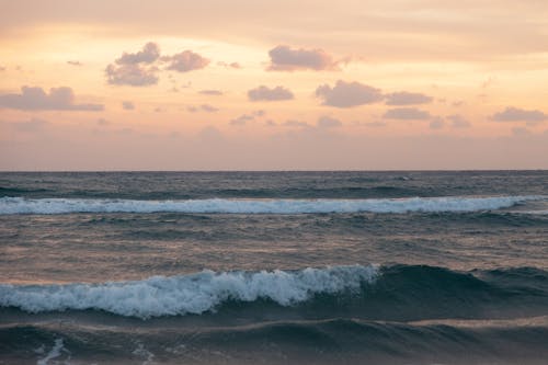 Free Waves of the Sea Under a Cloudy Sky Stock Photo