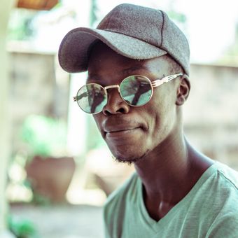 Grey five-panel cap worn outdoors, photo by Mungai Mutugi on Pexels
