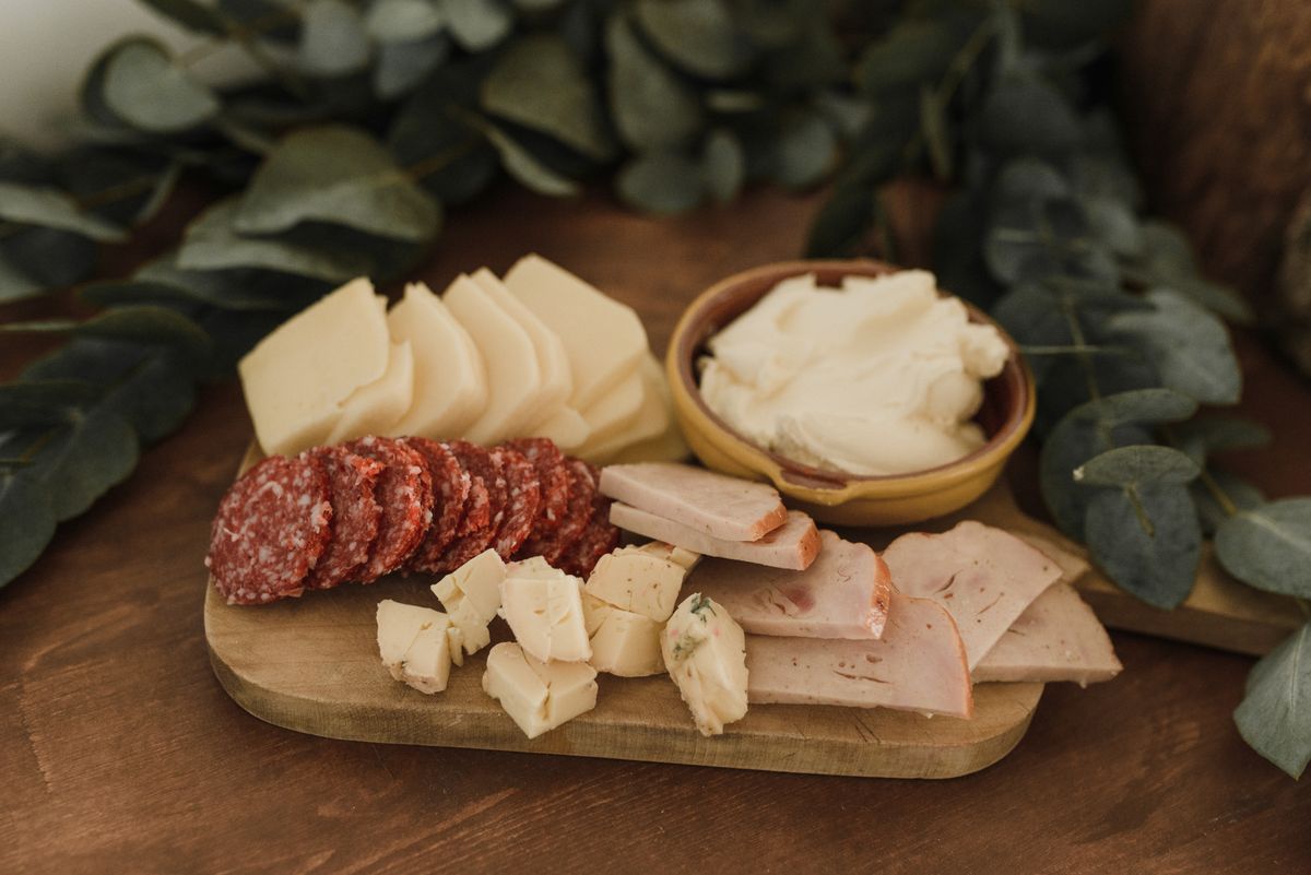Tagliere rustico con salumi, formaggi e prodotti tipici da aperitivo
