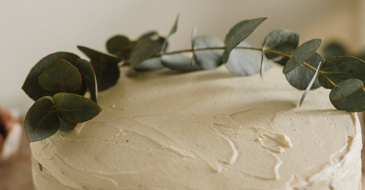 How to spread icing on cake without crumbs