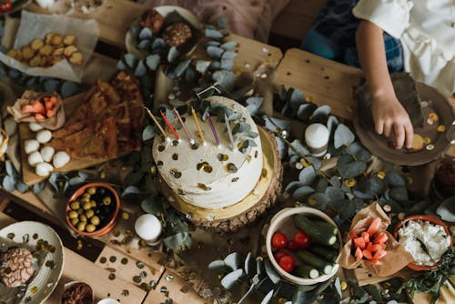 Witte En Bruine Cake Met Kaarsen Op Bruin Houten Tafel