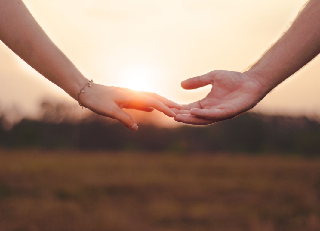 Online dating: starting a conversation on a niche platform