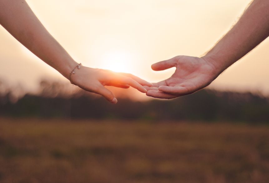 Online dating: starting a conversation on a niche platform