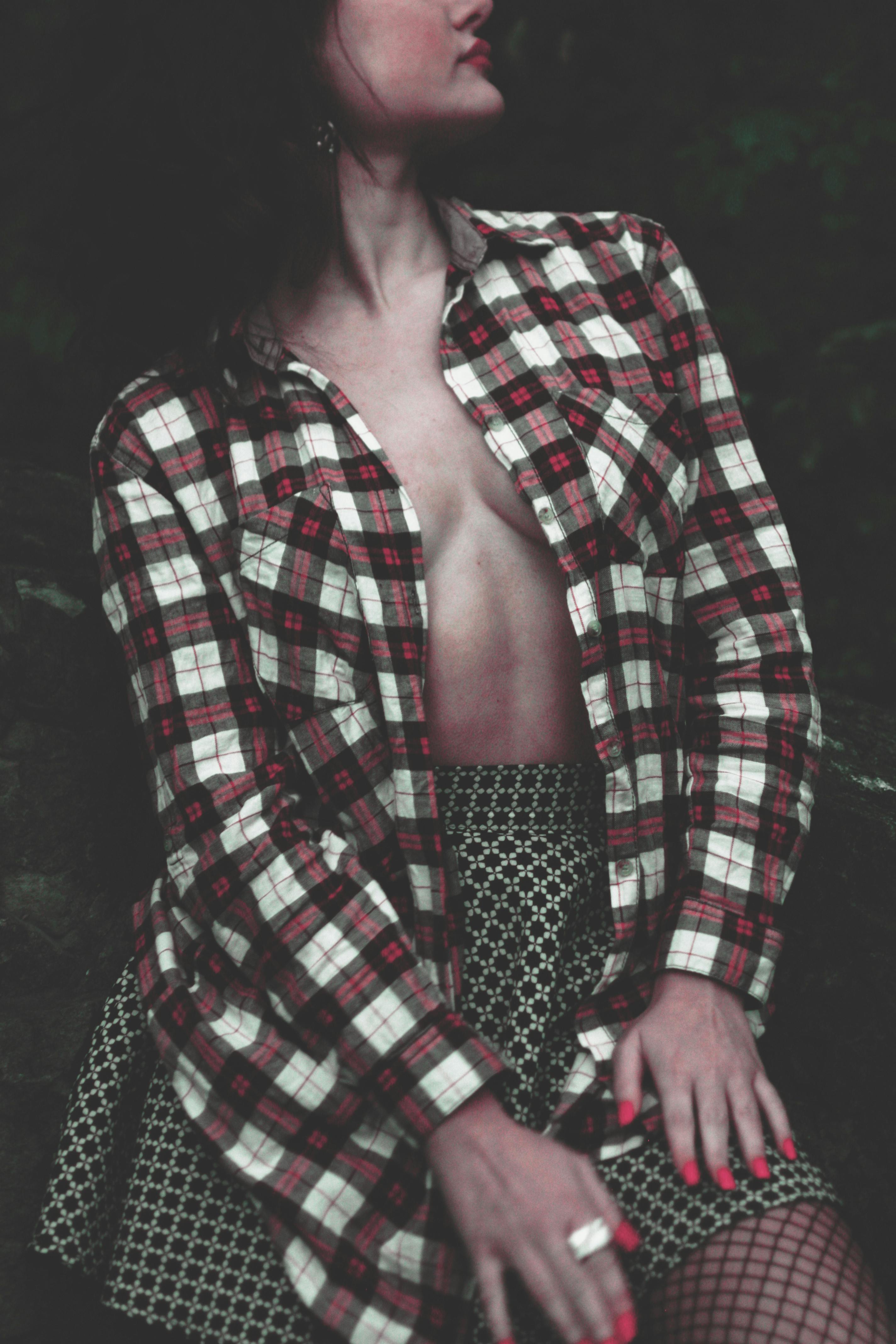 时尚女模特身着格子衬衫，展现出前卫而迷人的风采