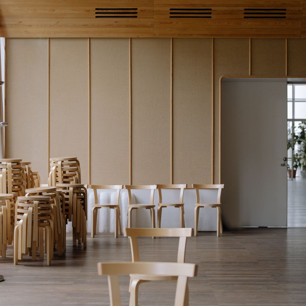Castor — office relocation team moving desks and equipment