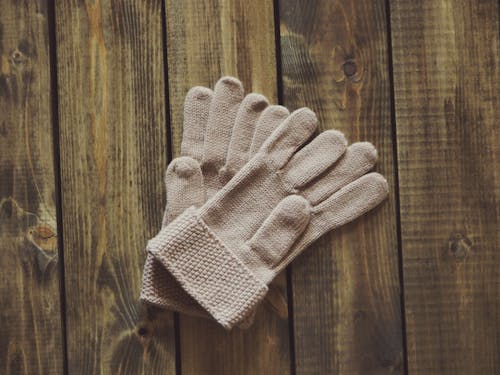 Weiße Handschuhe Auf Brauner Holzoberfläche