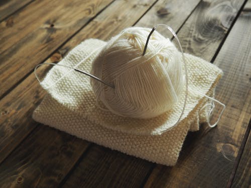 テーブルの上の白いかぎ針編み