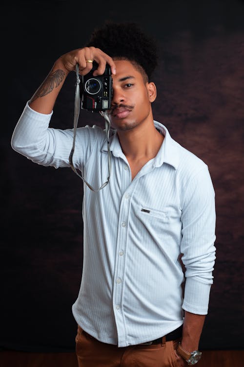 Imagine de stoc gratuită din aparat de fotografiat, bărbat de culoare, cu mâneci lungi albe