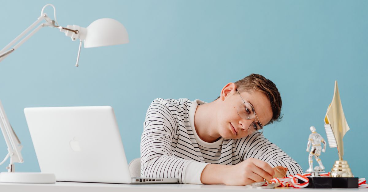 Person comparing giveaway listings on a laptop screen