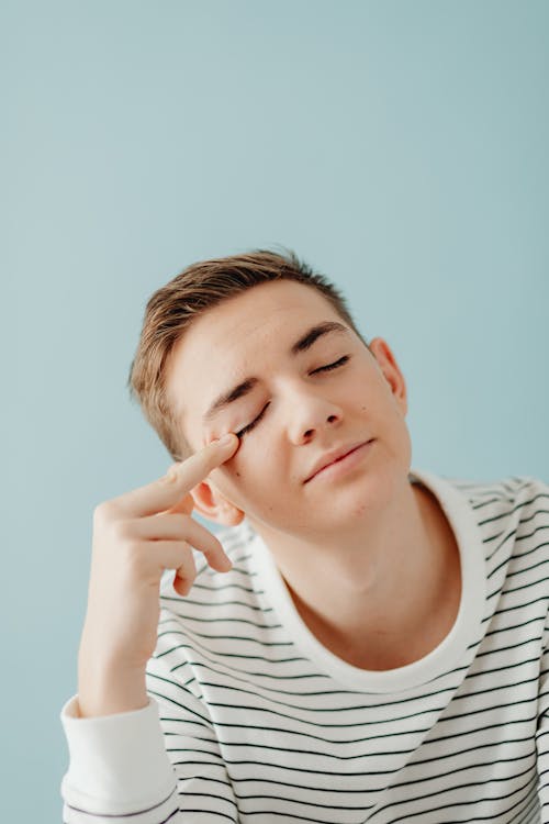 Foto profissional grátis de adolescente, bonito, dedo