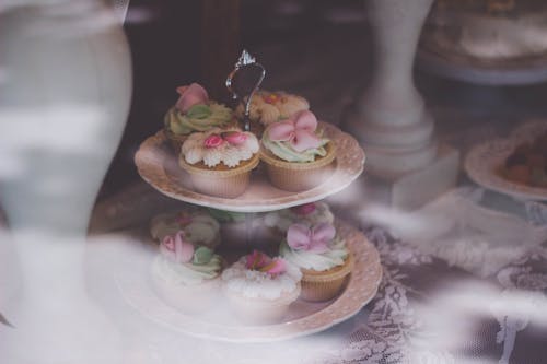 Gratis arkivbilde med bakeri, bryllup, cupcakes