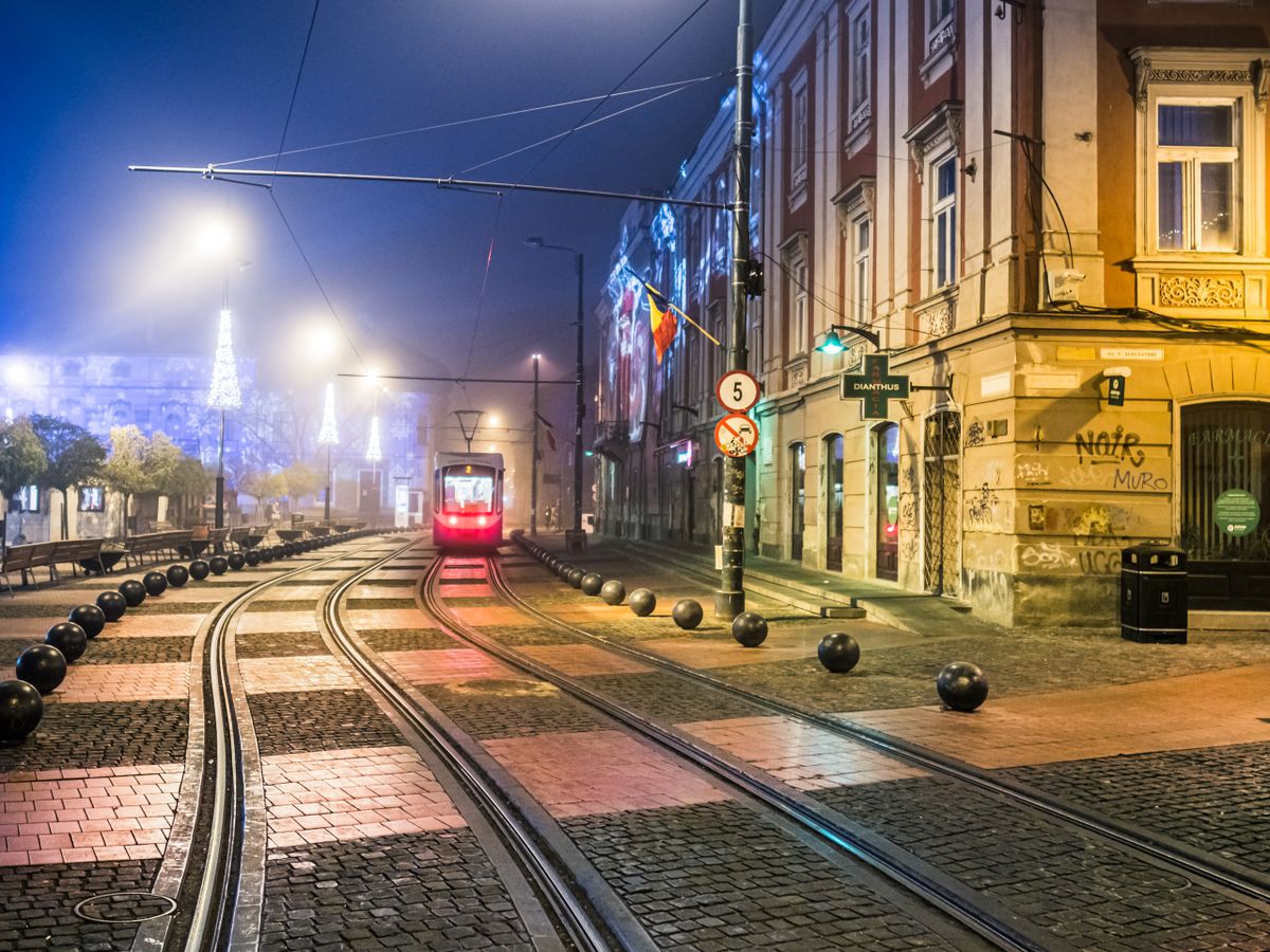 Tramvai trecand noaptea pe strazile istorice ale Timisoarei