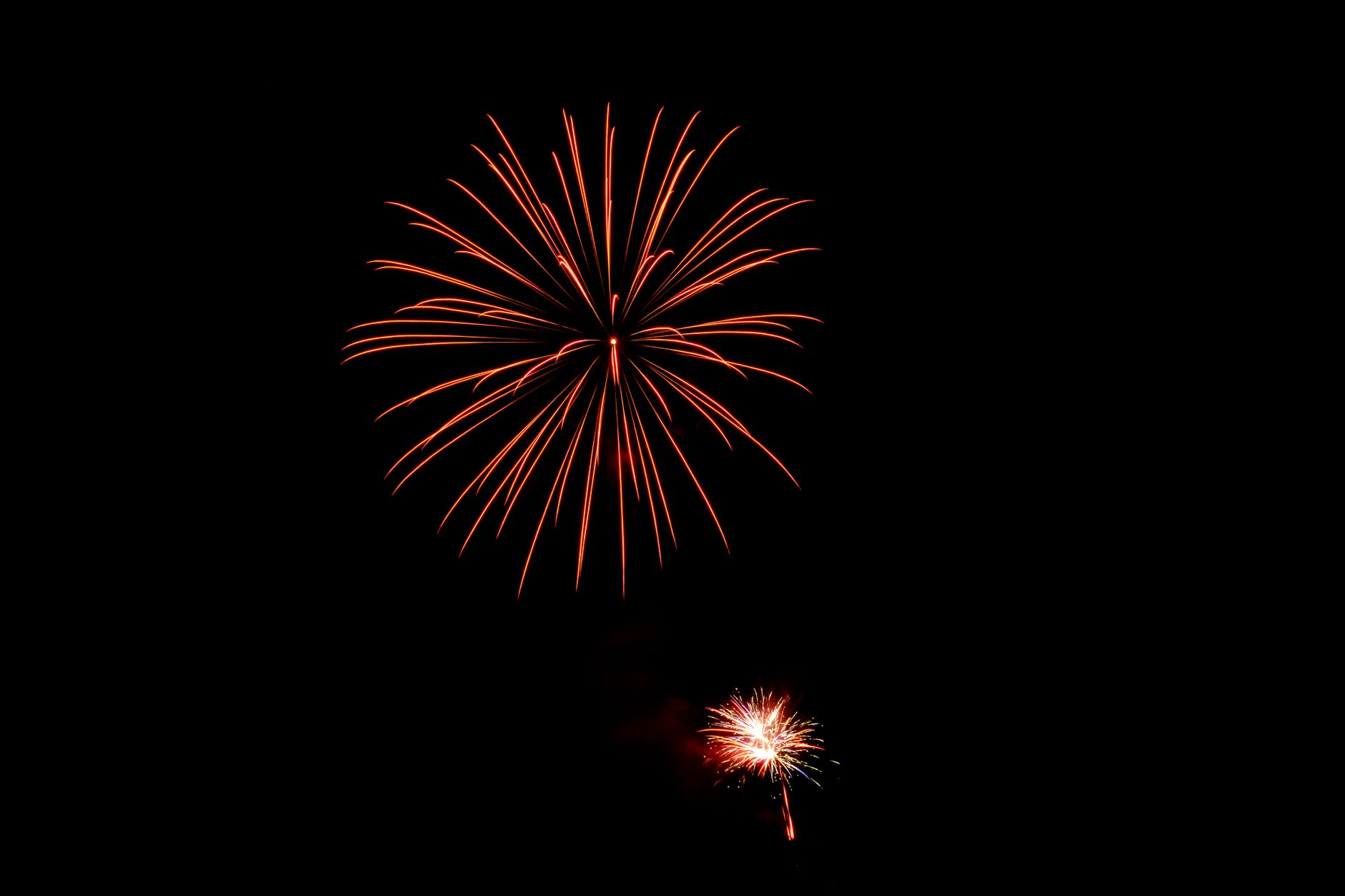 대전 한화 불꽃축제 시간 8 Bright fireworks light up the dark night sky in a mesmerizing display.