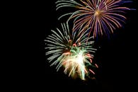 漆黑的夜空中，色彩缤纷的烟花绽放，非常适合庆祝活动