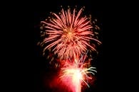 漆黑的夜空中，鲜艳多彩的烟花绽放，非常适合庆祝特殊场合