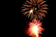 夜空中，五彩缤纷的烟花照亮了充满活力的庆祝活动