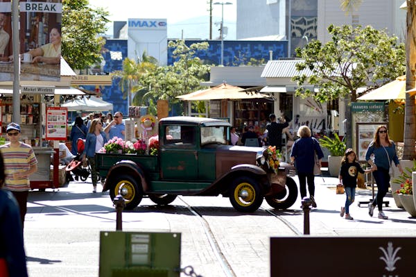 Subscription box builder for direct-to-consumer brand