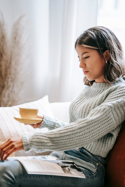 白と黒の市松模様のドレスシャツ読書本の女性