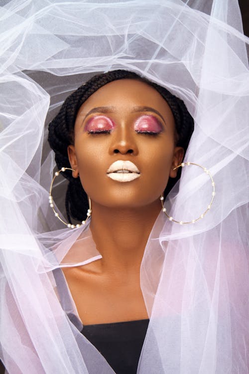 Gratis lagerfoto af afrikansk kvinde, bøjleøreringe, kreativ makeup