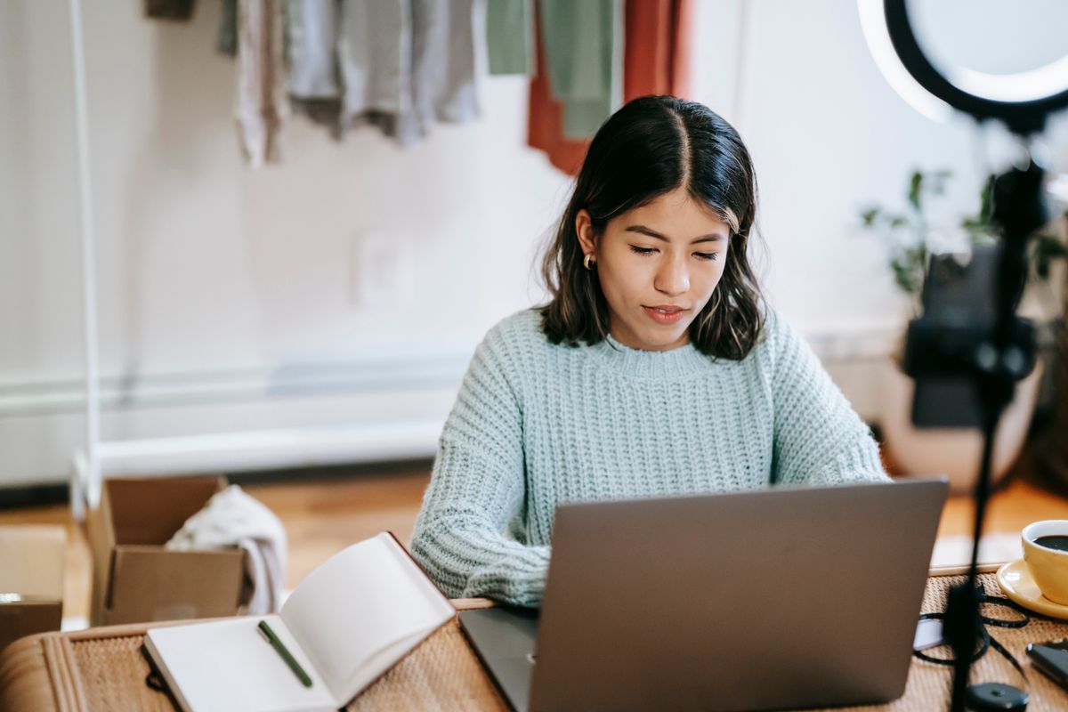 Mujer revisando su cuenta en la computadora
