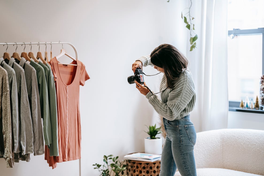 mujer sacando foto a prenda para aprender como vender en vinted