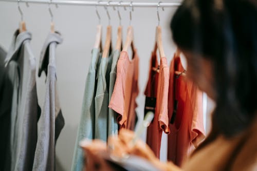 бесплатная Женская одежда висит на коричневой деревянной вешалке Стоковое фото