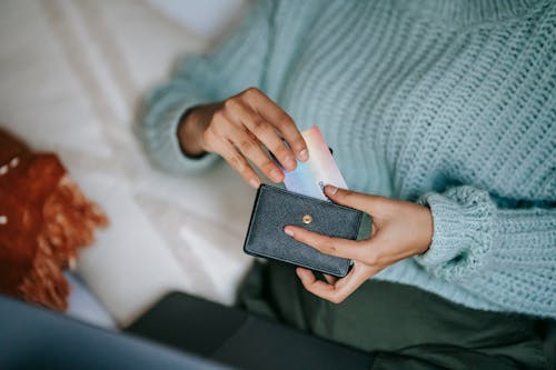 Personne Tenant Une Coque Iphone Noir Et Blanc