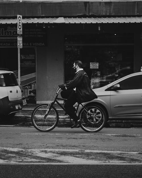 오토바이를 타는 사람의 회색조 사진