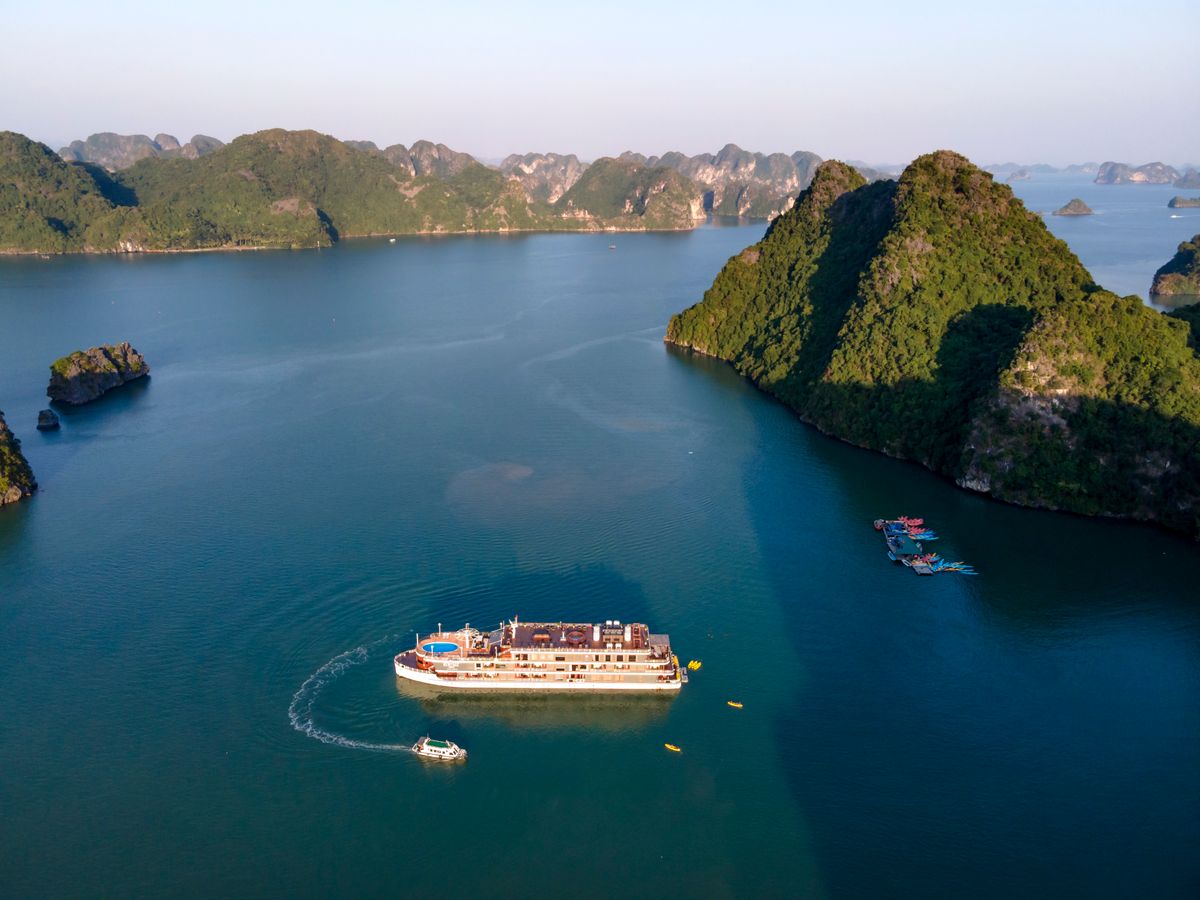 Halong Bay Vietnam — Kapal Pesiar