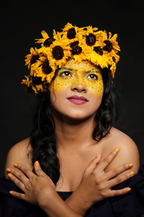 Woman with yellow and black face paint photo – Free Face paint