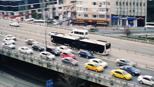 Ônibus Preto E Branco Durante O Dia