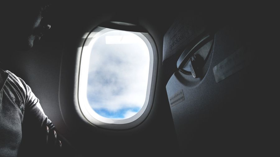 飞机舷窗外的天空，留学生出行机票