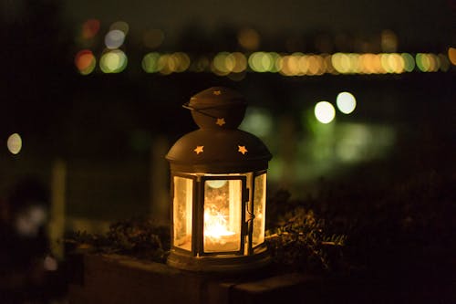 Gratis Lanterna Gialla Durante La Notte Foto a disposizione