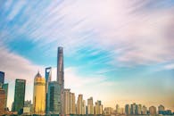 上海天际线在色彩缤纷的黎明天空映衬下，以标志性摩天大楼为特色，非常适合城市和建筑主题