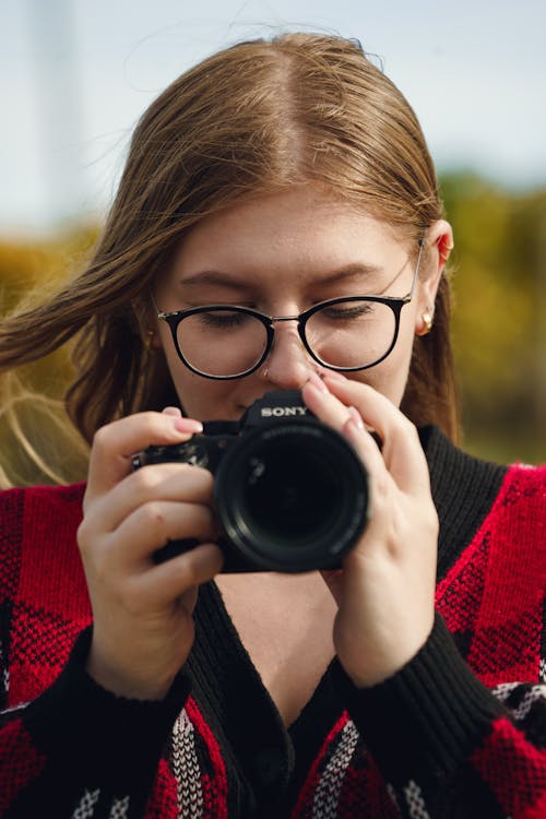 Fotobanka s bezplatnými fotkami na tému blond vlasy, fotoaparát, jeseň