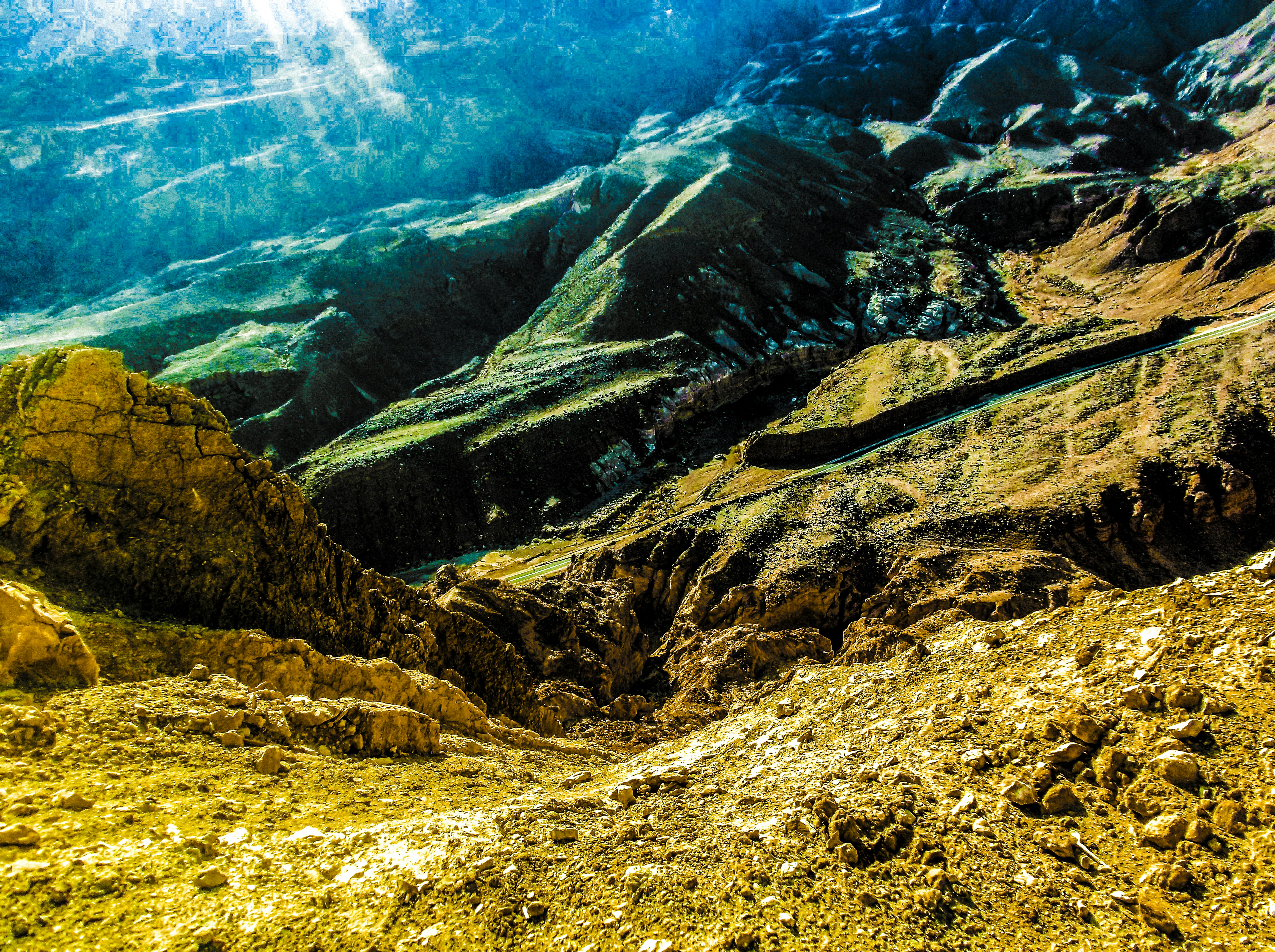以色列埃拉特的沙漠山脉生机勃勃，展现出崎岖的地形和自然美景