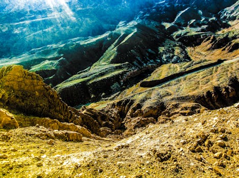 以色列埃拉特的沙漠山脉生机勃勃，展现出崎岖的地形和自然美景