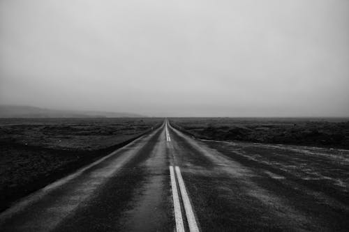 Бесплатное стоковое фото с оттенки серого, пустая дорога, черно-белый