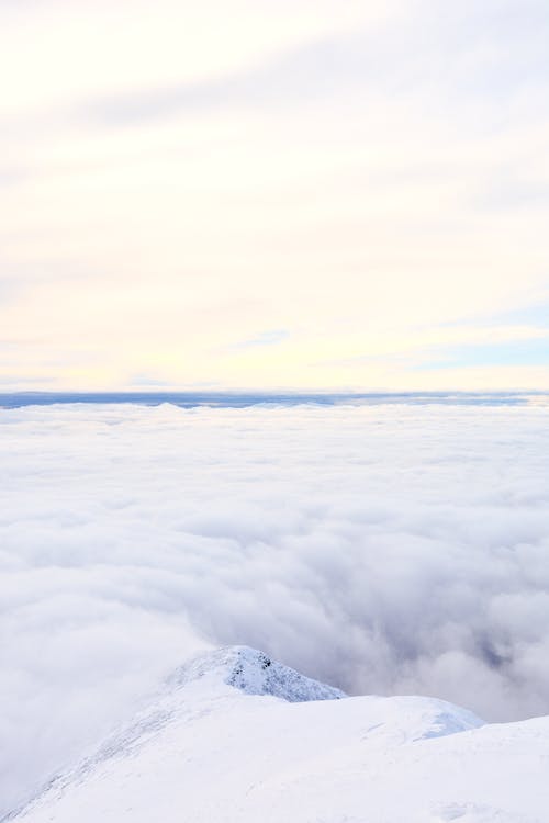 Бесплатное стоковое фото с вертикальный выстрел, живописный, море облаков