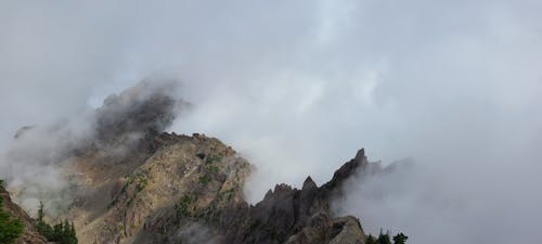 buğulu, couds, kayalık içeren Ücretsiz stok fotoğraf