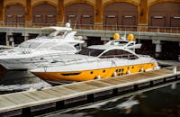 一艘优雅的游艇停泊在摩洛哥马拉喀什-萨菲的时尚码头