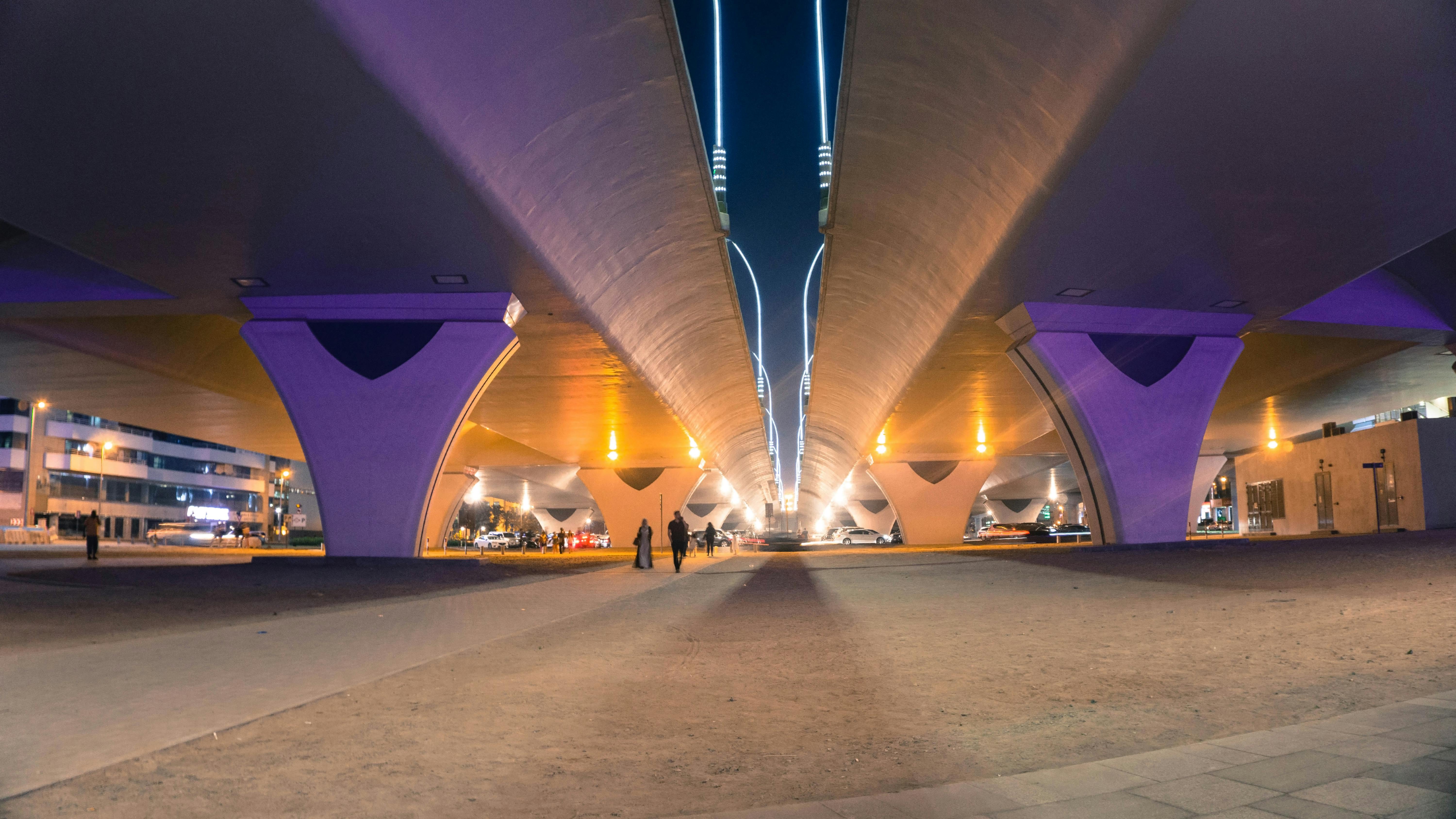 迪拜桥下夜间照明的结构令人惊叹