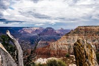 壮丽的大峡谷、天空和崎岖的地形，凸显了自然美景