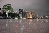 悉尼璀璨的天际线倒映在海面上，构成令人惊叹的夜景