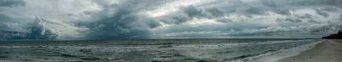 Playa Bajo El Cielo Nublado